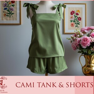 Pu&ograve; includere: Un set di top a canotta e pantaloncini in satin verde. Il top a canotta ha spalline sottili che si legano alle spalle. I pantaloncini hanno una cintura larga.