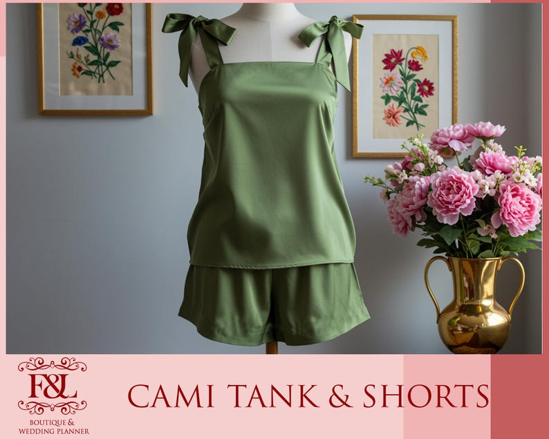 Pu&ograve; includere: Un set di top a canotta e pantaloncini in satin verde. Il top a canotta ha spalline sottili che si legano alle spalle. I pantaloncini hanno una cintura larga.