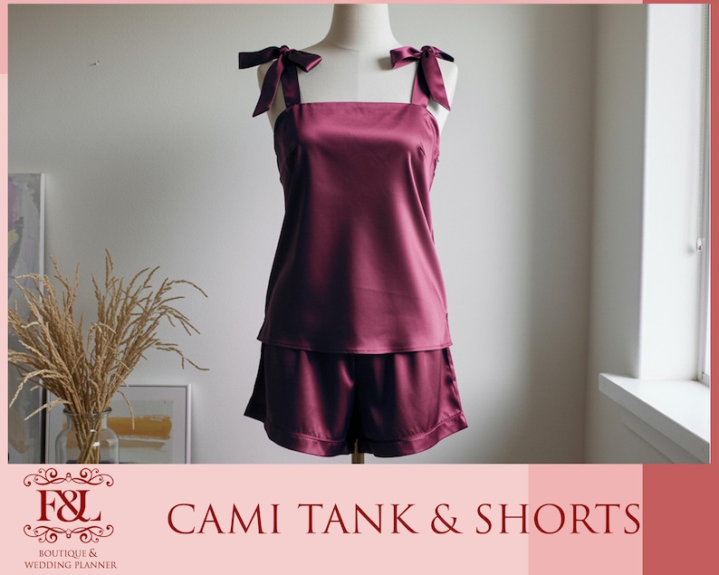 Pu&ograve; includere: Top a fascia in satin bordeaux e pantaloncini abbinati con dettagli a fiocco sulle spalline. Cami tank & shorts.