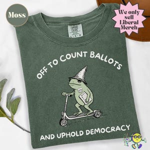 Camiseta de trabajador electoral, ¡A contar votos Y defender la democracia! Rana en patinete, camiseta de votación, elecciones de mitad de mandato, democracia de derechos civiles