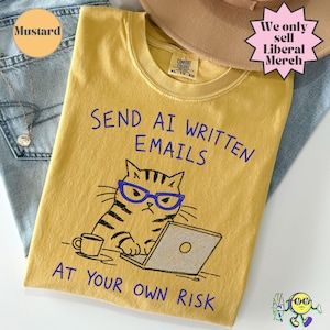 Może przedstawiać: Musztardowy t-shirt z grafiką pręgowanego kota w niebieskich okularach, siedzącego przy laptopie z kubkiem kawy. Napis głosi: SEND AI WRITTEN EMAILS AT YOUR OWN RISK. Koszulka posiada okrągły dekolt oraz metkę marki Comfort Colors.