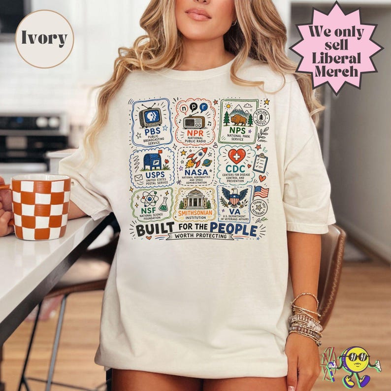 Vintage Doodle Protect Demokratische Einrichtungen PBS NPR individualisiert Vierte Juli-T-Shirt, Nationalparks USPS Antifaschismus, Linke-Protest Bild 9