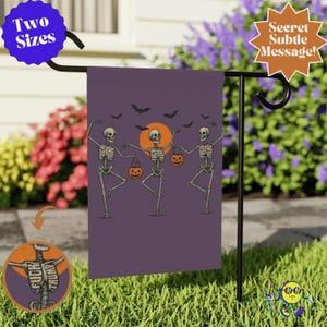 Peut inclure: Un drapeau de jardin violet illustrant trois squelettes dansants devant une pleine lune orange et des chauves-souris noires. Chaque squelette tient un seau citrouille et porte l'inscription FUCK TRUMP sur sa cage thoracique. Un encart montre un détail.