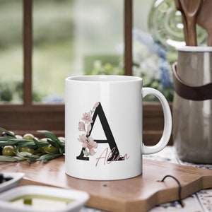 Taza Nombre personalizado Carta Taza de café Taza de café Regalo para su más querido amigo / esposa / maestro / educador