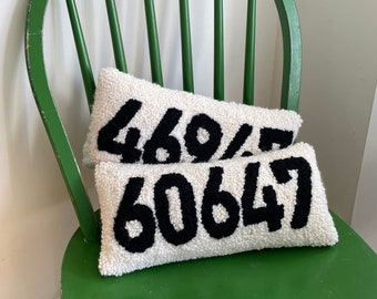 Petit coussin décoratif avec code postal, perforé fait main