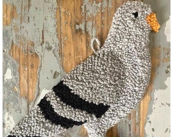 Adorno de pared o de mesa con forma de paloma, realizado con aguja perforadora. Disponible en 2 tamaños.