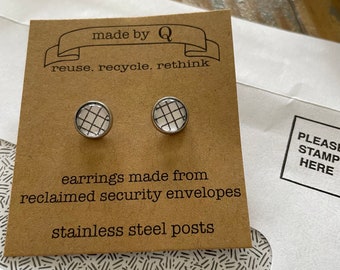 Pendientes de botón con patrón de sobre de papel reciclado