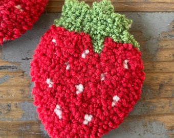 Posavasos de lana con mechones y fresas: posavasos hecho a mano con aguja perforada