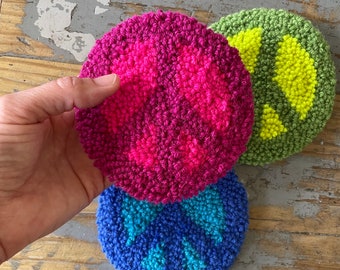 Posavasos de lana con símbolo de la paz y aguja perforadora