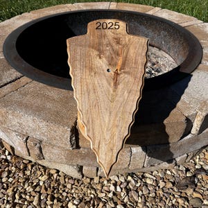 Pfeilspitze Euro-Hirschschädel Plakette | 2025 Gravur | Wand- oder Sockelhalterung | Nussbaum, Kirschbaum, Eiche, Ahorn, Kiefer