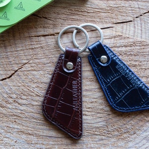 Porte-clés pour homme et femme en véritable veau imprimé crocodile marron-bleu. Idée cadeau porte-bonheur fabriquée en Italie. Reproduction de noix de coco.