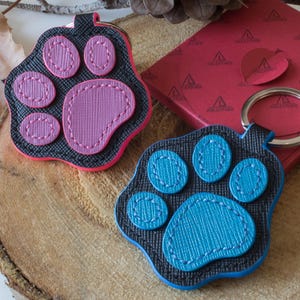 Personalisierter Pfoten-Schlüsselanhänger aus echtem Saffiano-Leder. Ausgezeichnete Geschenkidee zum Glück für Hunde- und Katzenliebhaber.