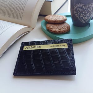 5-vaks creditcardhouder van zwart kalfsleer met krokodillenprint. Slanke portemonnee – reproductie van krokodil. Cadeau-idee voor mannen en vrouwen
