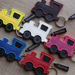 Chaveiro personalizado para trem a vapor em couro saffiano | Trens coloridos amuletos da sorte para homens e mulheres | Excelente ideia de presente para trabalhadores ferroviários