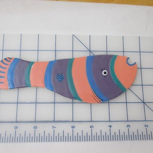 Puede incluir: Una taza de cerámica blanca con un asa negra y el texto "But First, Coffee" en un estilo manuscrito. La taza está sobre una superficie blanca. La taza mide 10 cm de alto.