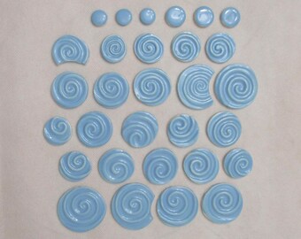 30BSB - 30 stuks Big SKY BLUE SWIRLS, stippen - keramische mozaïektegels