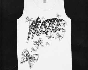 Puede incluir: Camiseta blanca de tirantes con un estampado gráfico negro de la palabra "HUSTLE" en una fuente estilizada. El gráfico también incluye varios diseños de mariposas en blanco y negro.