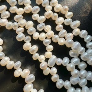 Natürliche weiße Süßwasser-Perlen: Kartoffelförmig, Drei-Sieben-Loch, 5 x 6 mm, 14-Zoll-Strang, PB8