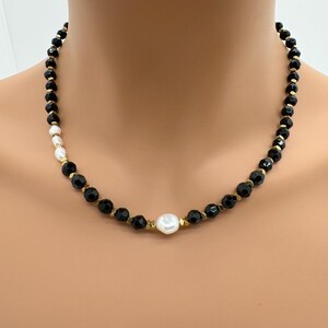 Collar de cuentas de ágata negra natural, hebilla de acero Tai, joyería con piedras preciosas negras, collar de cuentas redondas facetadas de 6,5 mm, ónix negro minimalista N12