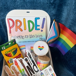 Pudełko prezentowe PRIDE, pudełko prezentowe, LGBTQ, duma, miesiąc dumy, prezenty na dumę, tęcza, miłość to miłość, kosz prezentowy, paczka z prezentami, prezenty charytatywne
