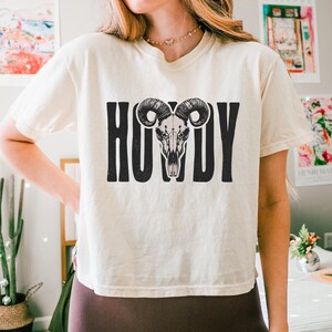 Howdy Comfort Colors Crop Top/ T shirt, Cowgirl Shirt, Western T shirt, Rodeo Sweatshirt, Country Shirt, Cow Shirt, Skull Top