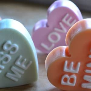 Sabonete dos Namorados - Conjunto de Sabonete Vegano Conversation Hearts - Dia dos Namorados - Sabonete Doce - Novidade - Presente - Favor de Chuveiro - Querida - Amor