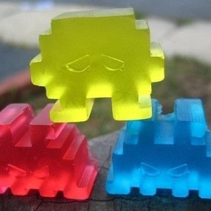 Könnte beinhalten: Drei durchsichtige Plastikfiguren in Form des klassischen Videospielcharakters Pac-Man. Die Figuren sind gelb, rot und blau. Die gelbe Figur hat einen traurigen Ausdruck, die rote Figur einen wütenden Ausdruck und die blaue Figur einen wütenden Ausdruck.