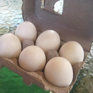 Jabón con forma de media docena de huevos de Pascua teñidos
