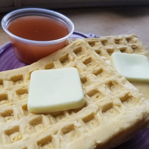Frühstückswaffeln mit Ahornsirup Seife - Food Soap - Frühstück Essen - Brunch - Fake Food - Fun Soap - Waffeln - Geschenk für Ihn