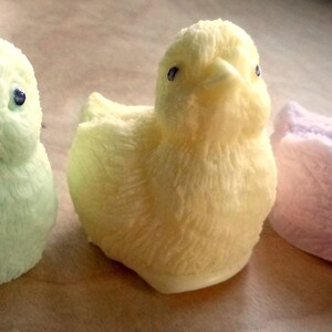 K&ouml;nnte beinhalten: Drei kleine, handgemachte Seifen-V&ouml;gel in Pastellfarben. Die V&ouml;gel sind gr&uuml;n, gelb und rosa. Sie sind wie K&uuml;ken geformt mit geschlossenen Augen und Schn&auml;beln.