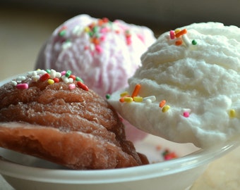Könnte beinhalten: Drei Kugeln Eis mit bunten Streuseln. Die Eissorten sind Schokolade, Vanille und Erdbeere.