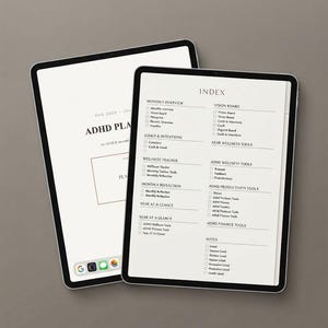 Può includere: Due tablet che mostrano un'agenda digitale per ADHD. Lo schermo sinistro mostra una copertina con il testo ADHD PLANNER. Lo schermo destro mostra una pagina indice con sezioni per panoramica mensile, obiettivi, tracker benessere e strumenti.