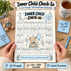 Può includere: Un foglio di lavoro stampato Inner Child Check-In con 20 domande numerate, un'illustrazione centrale di un orsacchiotto che tiene un palloncino blu ed elementi testuali decorativi. La pagina include spazio per scrivere le risposte.