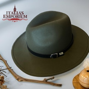 Puede incluir: Un juego de tres tazas de cerámica con un acabado mate moteado. Las tazas son en tonos crema, gris claro y gris oscuro. Cada taza tiene un diseño simple y minimalista y un asa redondeada.