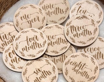 Tarjetas de madera grabadas con flores para anunciar el nacimiento del bebé / Accesorio para fotos del recién nacido