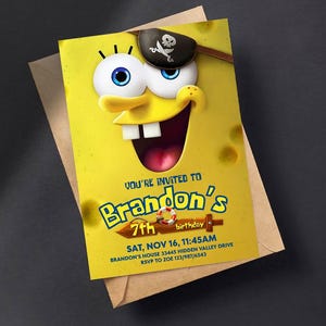K&ouml;nnte beinhalten: Gelbe Geburtstagseinladung mit einer Cartoonfigur mit Augenklappe. Die Einladung lautet "You're invited to Brandon's 7th birthday" mit Datum, Uhrzeit und Adressdetails. Die Einladung befindet sich auf einem braunen Umschlag.