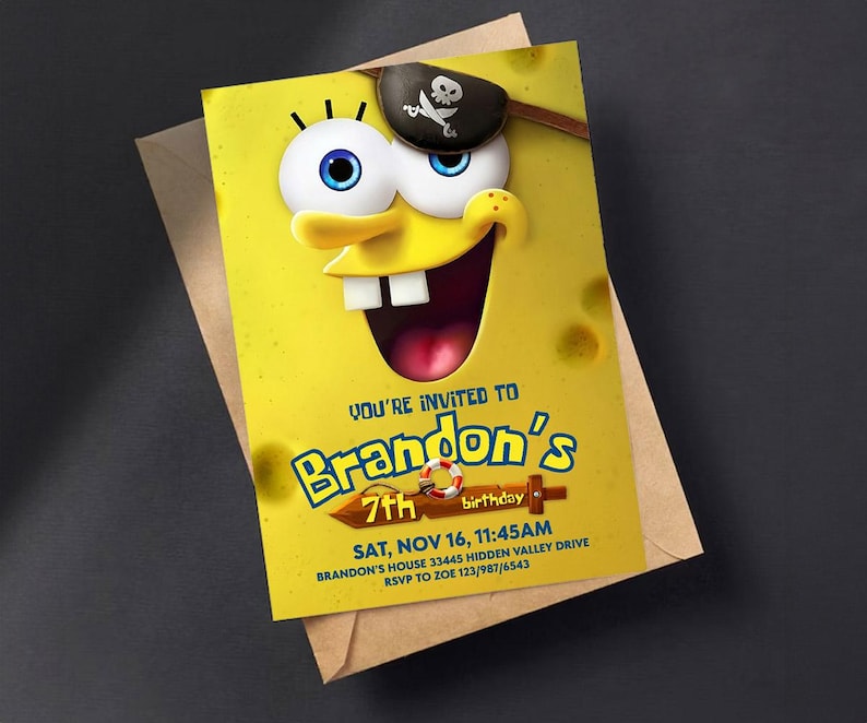 K&ouml;nnte beinhalten: Gelbe Geburtstagseinladung mit einer Cartoonfigur mit Augenklappe. Die Einladung lautet "You're invited to Brandon's 7th birthday" mit Datum, Uhrzeit und Adressdetails. Die Einladung befindet sich auf einem braunen Umschlag.