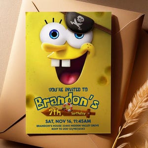 K&ouml;nnte beinhalten: Eine gelbe Geburtstagseinladung mit einer Zeichentrickfigur mit Piraten-Augenklappe. Die Einladung lautet "You're Invited to Brandon's 7th Birthday" mit Datum, Uhrzeit und RSVP-Informationen. Die Einladung befindet sich auf einem braunen Umschlag.