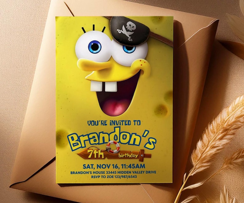 K&ouml;nnte beinhalten: Eine gelbe Geburtstagseinladung mit einer Zeichentrickfigur mit Piraten-Augenklappe. Die Einladung lautet "You're Invited to Brandon's 7th Birthday" mit Datum, Uhrzeit und RSVP-Informationen. Die Einladung befindet sich auf einem braunen Umschlag.