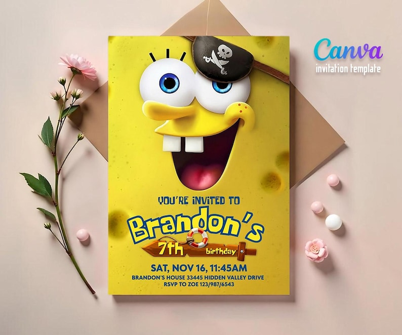 K&ouml;nnte beinhalten: Eine gelbe Einladung im SpongeBob Schwammkopf-Stil mit Piratenelementen. Die Einladung lautet "You're Invited to Brandon's 7th Birthday" mit Datum und Uhrzeit. Die Canva-Einladungsvorlage befindet sich auf einem hellrosa Hintergrund.