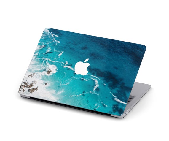 空中オーシャンビュー ターコイズブルーの海 岩だらけの海岸線 MacBook