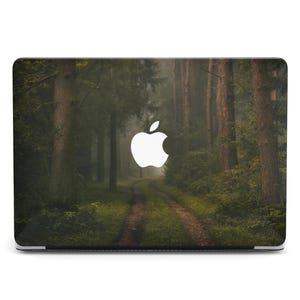 Custodia rigida per MacBook Air 15" con sentiero nella foresta nebbiosa attraverso alti pini, custodia rigida per MacBook Pro M4 2024
