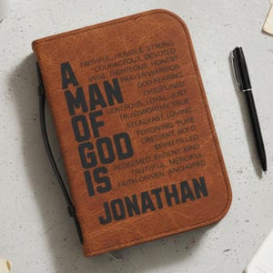 Estuche bíblico personalizado. Piel sintética. Cuatro tamaños, asa con cremallera y bolsillos interiores.