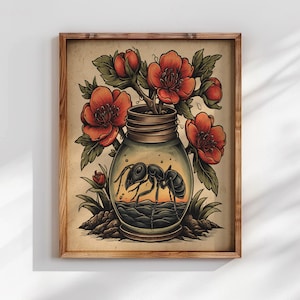 Op de afbeelding: Ingelijste kunstdruk met een vintage illustratie. Een grote zwarte mier zit in een glazen pot met rode bloemen en groene bladeren. Het kunstwerk heeft een sepia-achtergrond en een houten lijst.