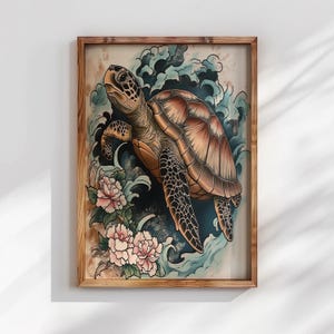 Puede incluir: Una impresión artística enmarcada que presenta una tortuga marina con un caparazón marrón y aletas estampadas. La tortuga se encuentra sobre un fondo de olas azules estilizadas y flores rosas. La obra está en un marco de madera.