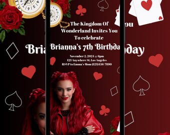 Può includere: Un invito rosso e bianco per una festa di compleanno di 7 anni. L'invito presenta uno sfondo rosso con simboli di carte da gioco bianchi, una rosa rossa e un orologio da tasca. Il testo sull'invito recita: "Il Regno di Wonderland ti invita a celebrare il 7° compleanno di Brianna".