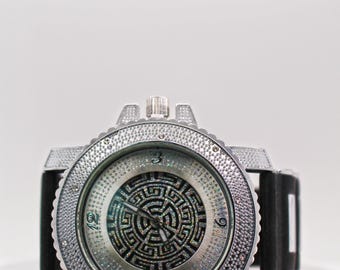 Bold Style Meets Luxury Vibes Unisex Watch with Maze-pattern Dial