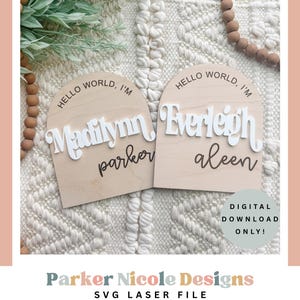 Puede incluir: Dos placas de madera con la parte superior arqueada, cada una con un nombre en escritura blanca. La parte superior de cada placa dice "Hello World, I'm". Una placa dice "Madilynn parker", la otra dice "Everleigh aleen". Las palabras "Digital Download Only!" también son visibles.