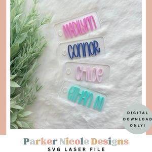 Pode incluir: Quatro chaveiros de acrílico transparente com nomes em várias cores: Madilyn (rosa), Connor (azul), Chloe (rosa claro) e Ethan (turquesa). Os chaveiros são exibidos em uma superfície branca e fofa com uma planta verde e um fundo rosa. Texto: APENAS DOWNLOAD DIGITAL!