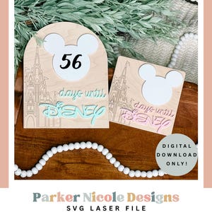 Könnte beinhalten: Disney-Countdown-Schilder aus Holz mit einer Mickey-Mouse-Kopfform, Schlossdesign und dem Text "56 Tage bis Disney". Ein Schild ist gewölbt, das andere quadratisch. Der Text "NUR DIGITALER DOWNLOAD!" ist ebenfalls sichtbar.